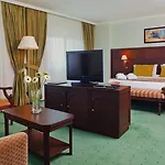 Crowne Plaza By Ihg מלון