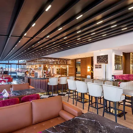 Crowne Plaza By Ihg Отель